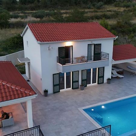 Klis Secluded House - Guaranteed Privacy - Heated Poolヴィラ エクステリア 写真