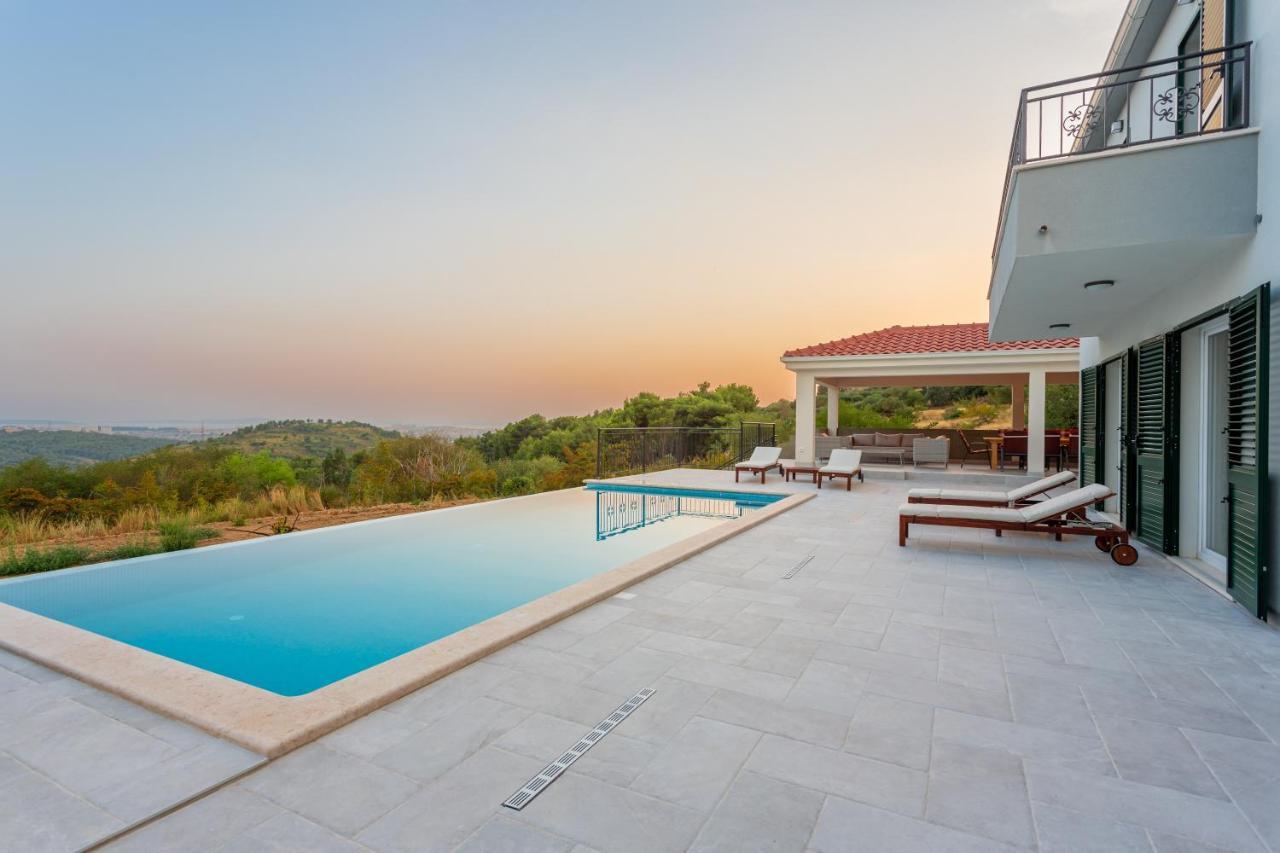 Klis Secluded House - Guaranteed Privacy - Heated Poolヴィラ エクステリア 写真