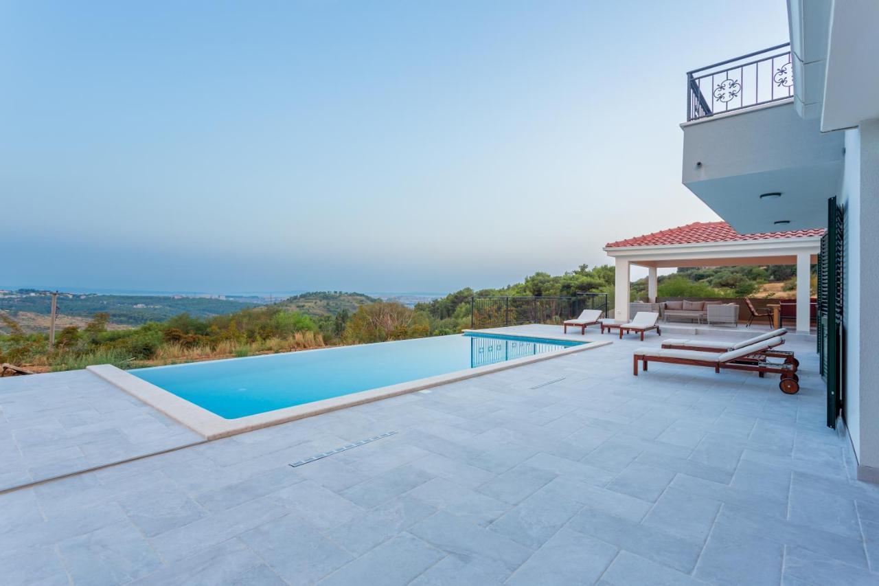 Klis Secluded House - Guaranteed Privacy - Heated Poolヴィラ エクステリア 写真