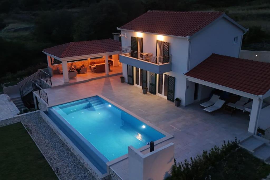 Klis Secluded House - Guaranteed Privacy - Heated Poolヴィラ エクステリア 写真