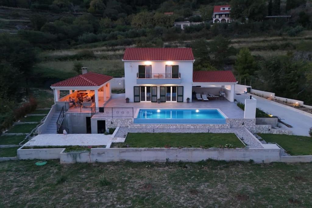 Klis Secluded House - Guaranteed Privacy - Heated Poolヴィラ エクステリア 写真