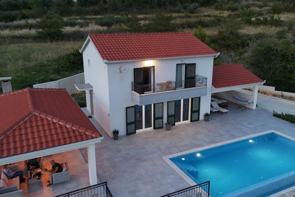 Klis Secluded House - Guaranteed Privacy - Heated Poolヴィラ エクステリア 写真